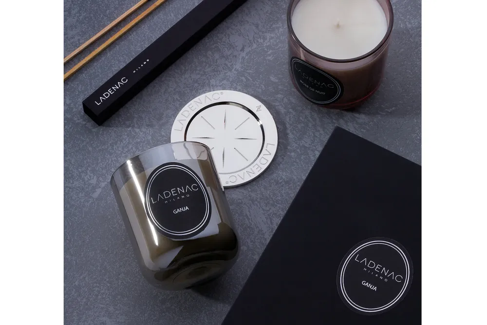 Sviečka AROMATIC LOUNGE grey 200g + zápalky + podnos Urban Senses