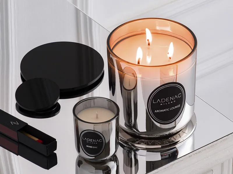 LADENAC - Sviečka AROMATIC LOUNGE grey 500g + zápalky + podnos Urban Senses