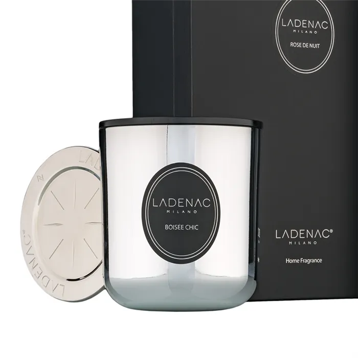 LADENAC - Sviečka BOISÉE CHIC grey 500g + zápalky + podnos Urban Senses