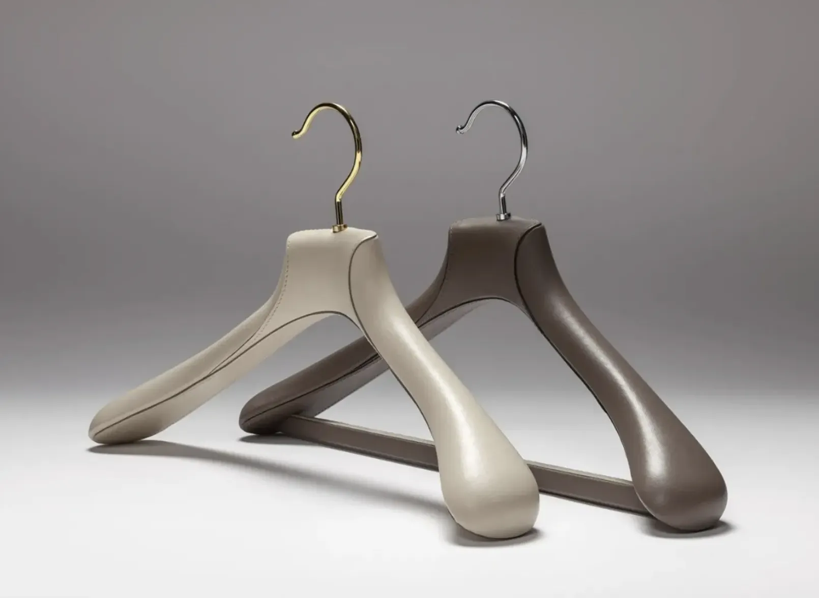 Drevený vešiak Marcello