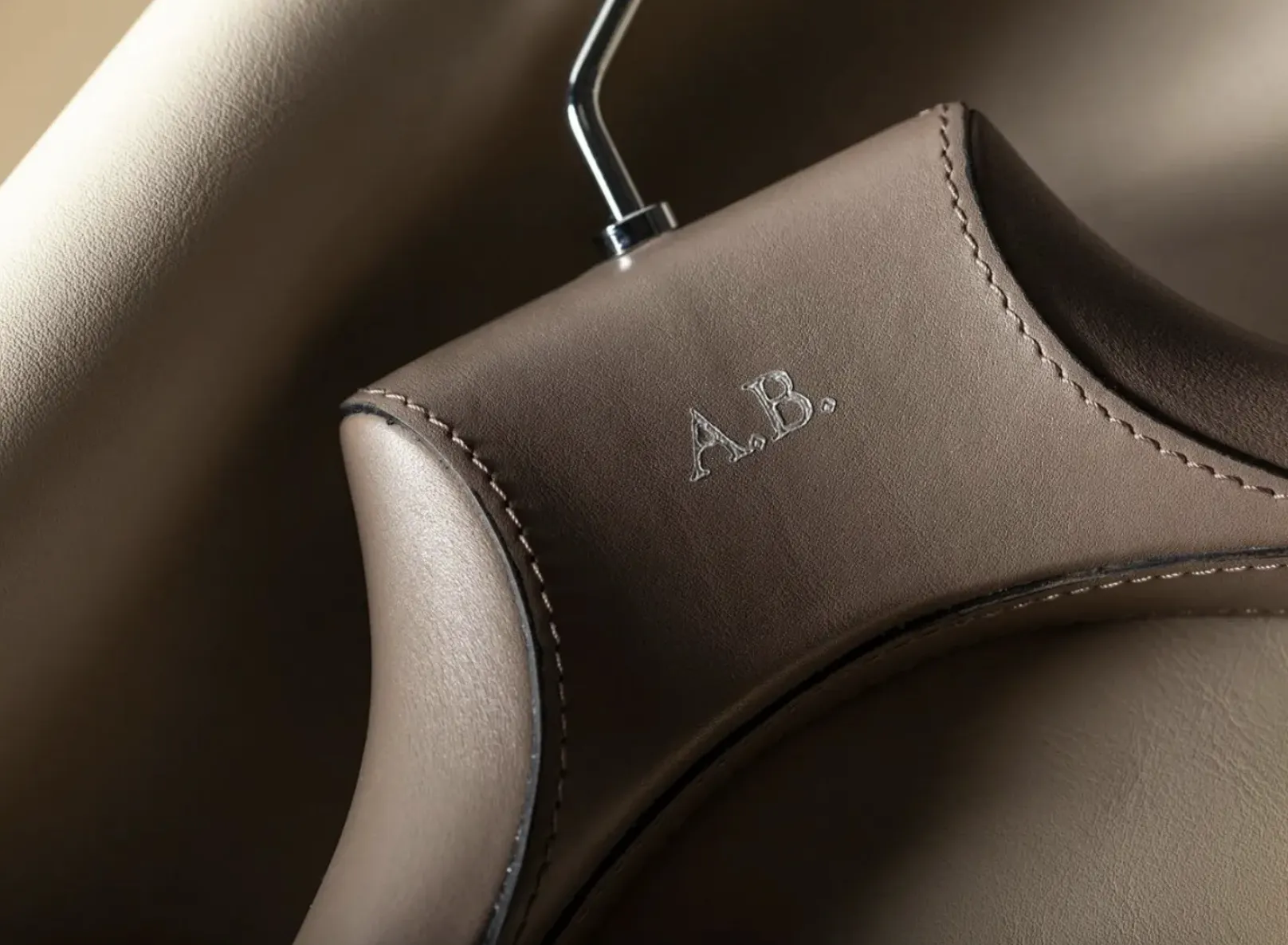 Drevený vešiak Marcello